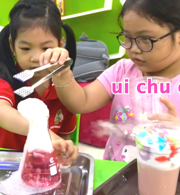 BÉ THỰC HIỆN THÍ NGHIỆM KHOA HỌC NGHỆ THUẬT